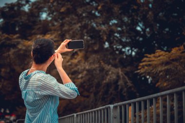 Asyalı kadın Hong Kong şehirde Smartphone kullanarak