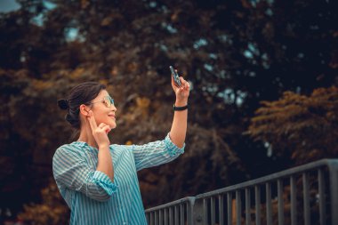 Asyalı kadın Hong Kong şehirde Smartphone kullanarak