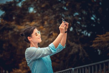 Asyalı kadın Hong Kong şehirde Smartphone kullanarak