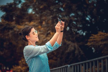 Asyalı kadın Hong Kong şehirde Smartphone kullanarak