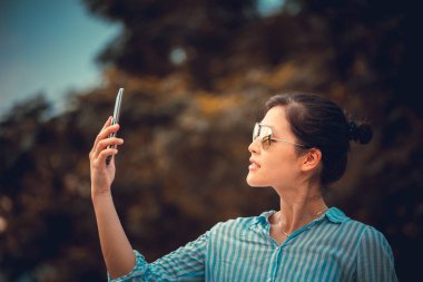 Asyalı kadın Hong Kong şehirde Smartphone kullanarak