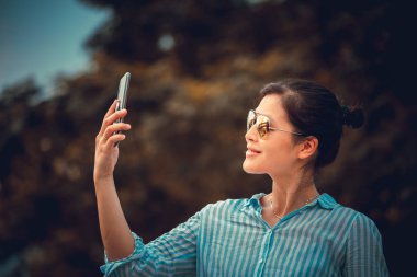 Asyalı kadın Hong Kong şehirde Smartphone kullanarak