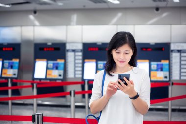 Asyalı kadın Hong Kong şehirde Smartphone kullanarak