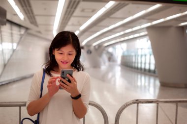 Şehirde Smartphone kullanan genç kadın