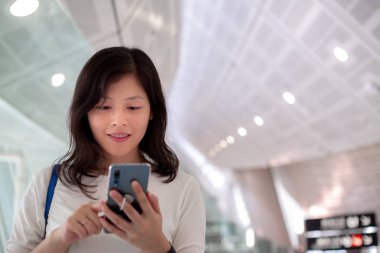 Şehirde Smartphone kullanan genç kadın