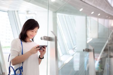 Şehirde Smartphone kullanan genç kadın