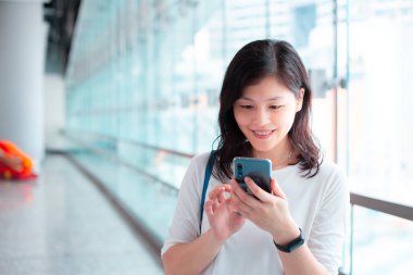 Şehirde Smartphone kullanan genç kadın