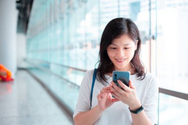 Şehirde Smartphone kullanan genç kadın