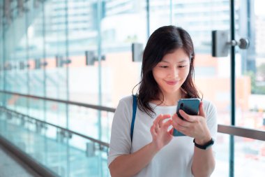 Şehirde Smartphone kullanan genç kadın