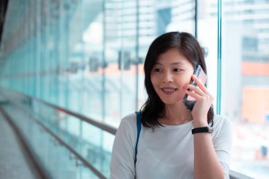 Şehirde Smartphone kullanan genç kadın