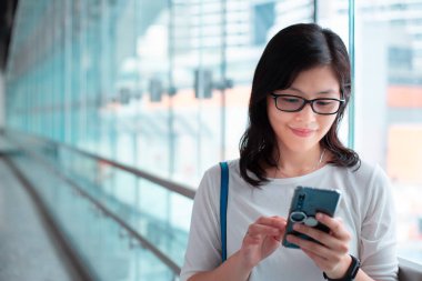 Şehirde Smartphone kullanan genç kadın