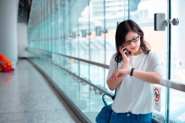 Şehirde Smartphone kullanan genç kadın