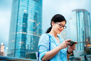 Şehirde Smartphone kullanan genç kadın