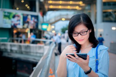 Şehirde Smartphone kullanan genç kadın