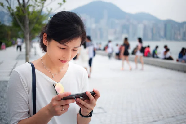 亚洲妇女使用智能手机在香港城市 — 图库照片