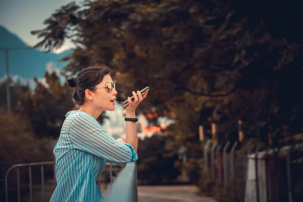 Mujer Asiática Usando Smartphone Hong Kong — Foto de Stock