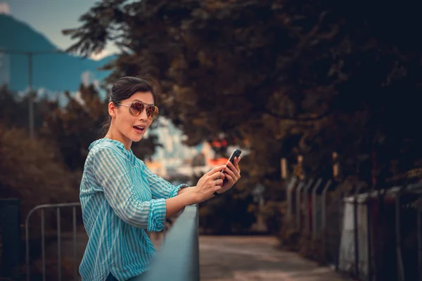 Mujer Asiática Usando Smartphone Hong Kong — Foto de Stock