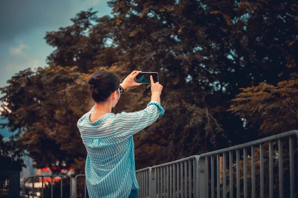 Mujer Asiática Usando Smartphone Hong Kong — Foto de Stock