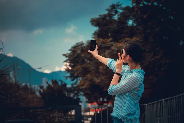 Mujer Asiática Usando Smartphone Hong Kong — Foto de Stock