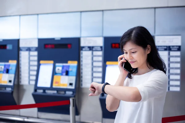 Asyalı Kadın Hong Kong Şehirde Smartphone Kullanarak — Stok fotoğraf