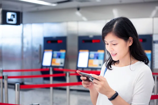 Asian Woman Using Smartphone Hong Kong City — Stock Photo, Image