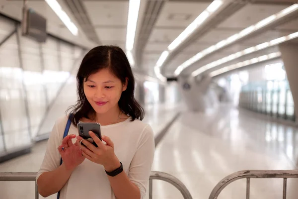 Asyalı Kadın Hong Kong Şehirde Smartphone Kullanarak — Stok fotoğraf