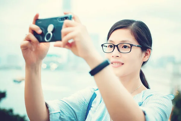 Mujer Joven Usando Smartphone Ciudad — Foto de Stock