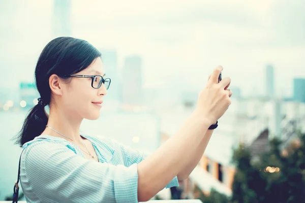 Mujer Joven Usando Smartphone Ciudad — Foto de Stock