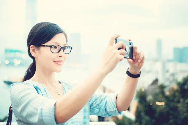 Mujer Joven Usando Smartphone Ciudad — Foto de Stock