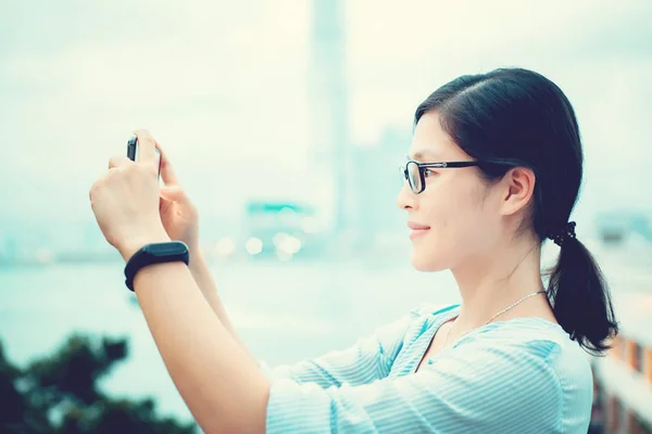 Mujer Joven Usando Smartphone Ciudad — Foto de Stock