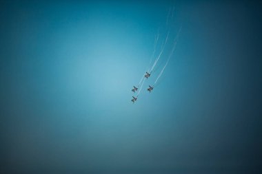 Açık mavi gökyüzü, Aero gösterisi sırasında gündüz