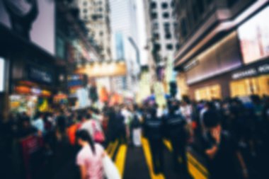 10 Ağustos 2017 - Tsim Sha Tsui, Hong Kong: İnsan kalabalığı ile sokak görmek 