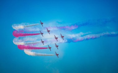 Açık mavi gökyüzü, Aero gösterisi sırasında gündüz