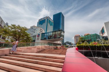 10 Ağustos 2017 - Tsim Sha Tsui, Hong Kong: İnsan kalabalığı ile sokak görmek