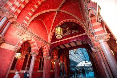 21 Ekim 2017 - Kings Cross Station, Londra: İç ve dış görünümü Kings Cross İstasyonu ve Londra, İngiltere'de alışveriş