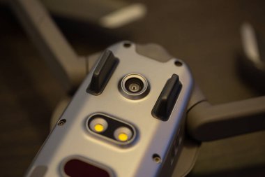 ahşap yüzeyde dronun görünümü kadar kapatın 