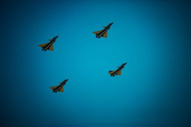 Açık mavi gökyüzü, Aero gösterisi sırasında gündüz