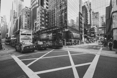 Siyah beyaz görüntü kalabalık Hong Kong sokakların 