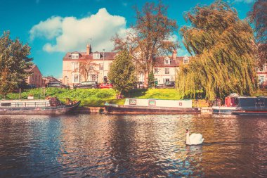 21 Ekim 2017 Lonodon, İngiltere'de. Banliyö ve kasaba evleri küçük nehir karşı