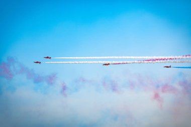 Açık mavi gökyüzü, Aero gösterisi sırasında gündüz