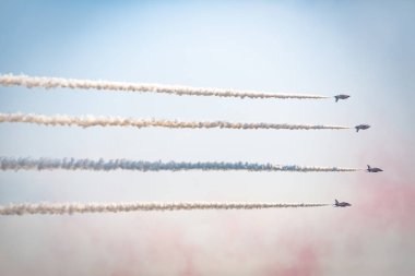 Açık mavi gökyüzü, Aero gösterisi sırasında gündüz