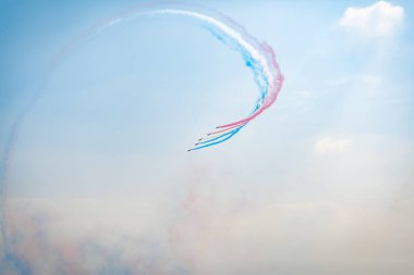 Açık mavi gökyüzü, Aero gösterisi sırasında gündüz