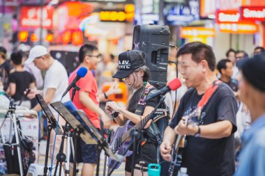 Evler ve dükkanlar, 19 Kasım, 2016 - Tsim Sha Tsui, Hong Kong ile kalabalık sokak 