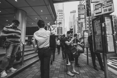 Siyah beyaz görüntü kalabalık Hong Kong sokakların 