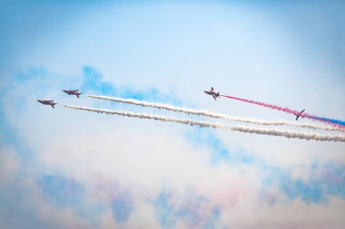 Açık mavi gökyüzü, Aero gösterisi sırasında gündüz