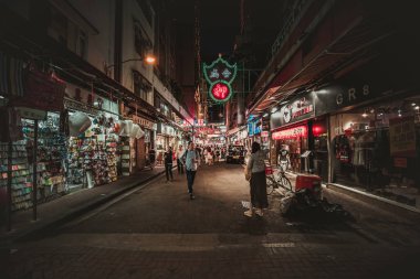 10 Ağustos 2017 - Tsim Sha Tsui, Hong Kong: Geceleri insan kalabalığı ile sokak görmek 