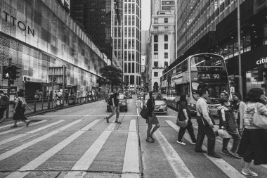 Siyah beyaz görüntü kalabalık Hong Kong sokakların 