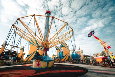 Hong Kong - 29 Kasım 2018, eğlence parkı ile carousels gündüz sırasında