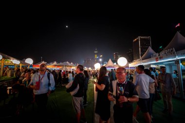 Hong Kong, Çin - 26 Ekim 2018: Hong Kong şarap ve Dine Festivali 10th edition, insanlar yiyecek, içecek ve eğlence hemen yanında çarpıcı Victoria Limanı manzarası keyfini çıkarın.