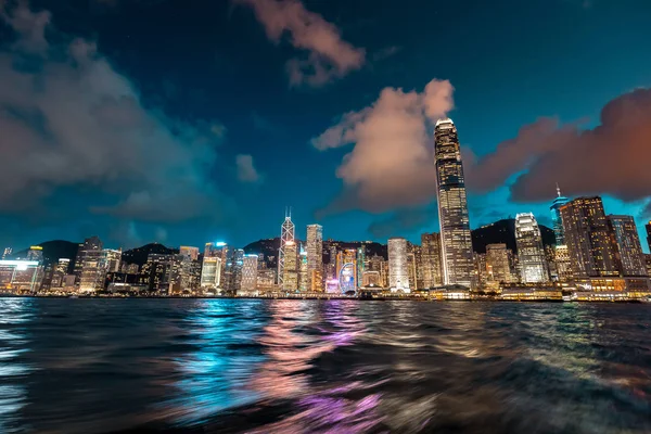 香港对水的夜景 — 图库照片